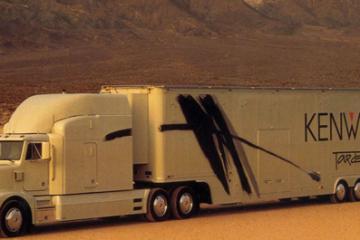 视频：实拍超长卡车69米过盘山路，场面惊险连转20多个弯