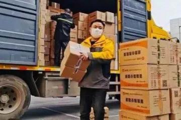 “战疫”不停！邮政、快递企业累计承运防疫物资超10000吨