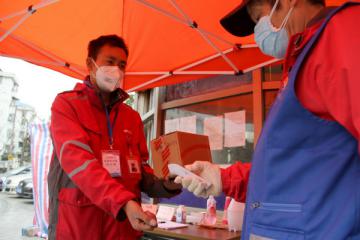 京东快递小哥拿到上海首张小区出入证，下一步放行还是禁止？这些快件成山的小区有话说