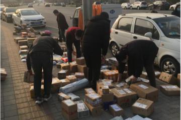 放不下，取得慢！小区里的快递，都要堆成山了