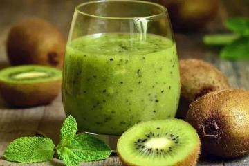 大型快递物流企业基本复工 快递小哥忙碌在小区门口