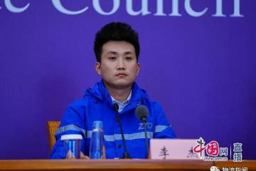 快递小哥现身国务院发布会，呼吁让快递进小区