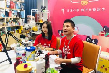 黄磊现场煮饭，女厂长“手撕被子”……揭秘天猫超市直播间