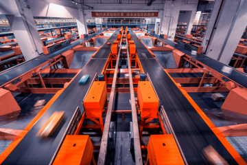 我国GDP首超100万亿元！快递小哥跑出1%！