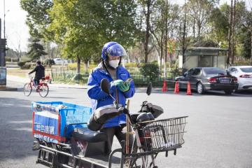 2亿元补贴快递员，200余城不打烊照常送