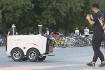 走出四堵墙的物流机器人，落地不易