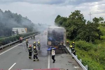 又一辆快递车高速自燃，安全第一！