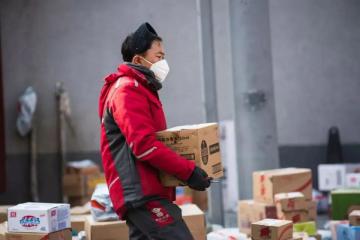 国内多地检测出快递包裹阳性，专家建议：别让快递员送上门