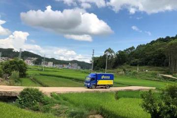 快递进村 农货出山