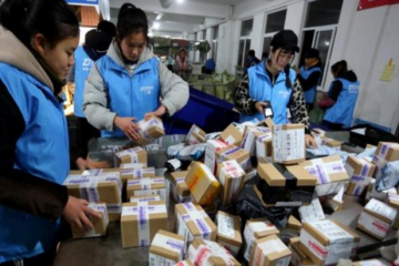 ​快递还敢不上门？邮政局颁布新规：不能擅自扔快递柜和驿站