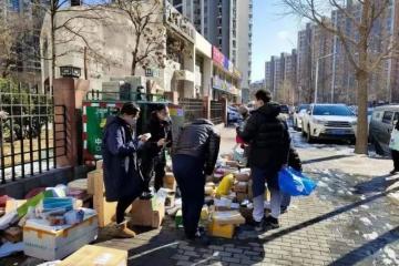 快递“上街”，包裹摆满人行道！怎么回事？