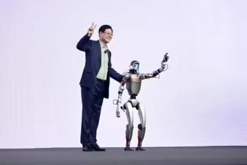 联想首位人形机器人“硅基员工”，亮相
