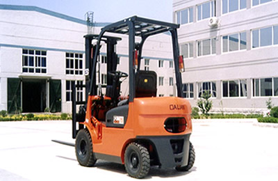 大连1.5吨机械传动柴油叉车CPCD15