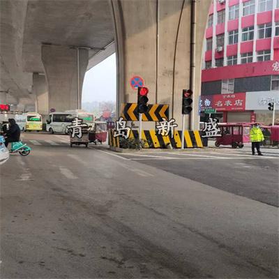 铁跨公立交桥墩台防撞保护装置 公路桥墩黑黄相间醒目提示